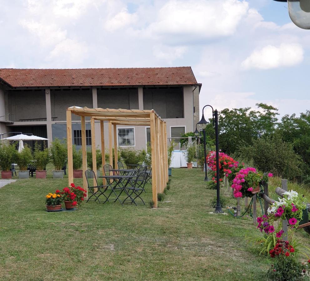 Serravalle delle Langhe Cascina Brichat Alta Langa المظهر الخارجي الصورة